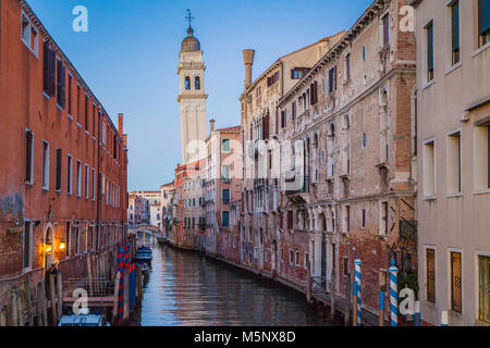 La ville de Venise classique scène avec beau canal et clocher de l'église en arrière-plan dans le magnifique crépuscule du soir au coucher du soleil en été, Venise, Italie Banque D'Images