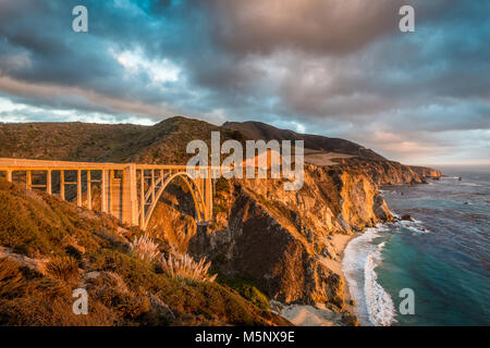 Vue panoramique de la ville historique de Bixby Creek Bridge le long de la route 1 de renommée mondiale dans la belle lumière du soir au coucher du soleil d'or, Big Sur, Californie, USA Banque D'Images