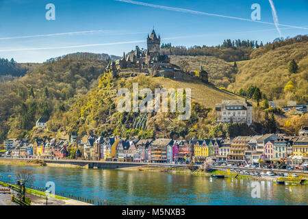 Belle vue sur la ville historique de Cochem avec le célèbre château Reichsburg au sommet d'une colline et scenic Moselle lors d'une journée ensoleillée avec ciel bleu et Banque D'Images