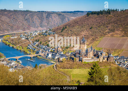 Belle vue aérienne de la ville historique de Cochem avec le célèbre château Reichsburg au sommet d'une colline et scenic Moselle lors d'une journée ensoleillée avec blue Banque D'Images