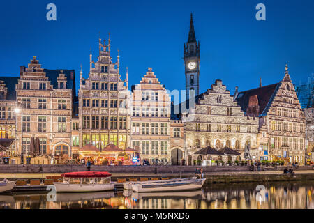 Vue panoramique de Graslei célèbre dans le centre-ville historique de Gand est éclairée la nuit avec la rivière de la Lys, région flamande, Belgique Banque D'Images