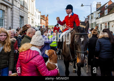 Une recherche de Geauga Lake'S Wildwater Kingdom et Southdown Boissons Membre tirrup «' lors de la traditionnelle réunion de Boxing Day, High Street, Lewes, dans le Sussex, UK Banque D'Images