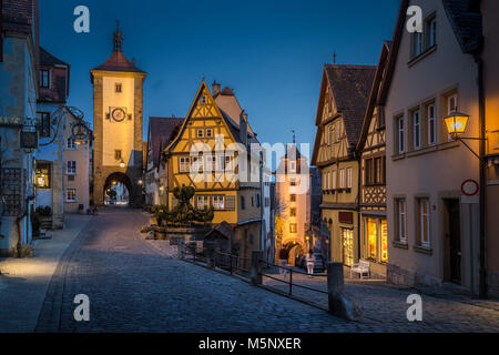 L'affichage classique de la ville médiévale de Rothenburg ob der Tauber illuminée en beau crépuscule du soir pendant l'heure bleue, au crépuscule, en Bavière, Allemagne Banque D'Images