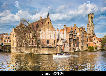 Centre-ville historique de Bruges, souvent appelée la Venise du Nord, avec les touristes de prendre un tour de bateau sur une journée ensoleillée, Flandre orientale, Belgique Banque D'Images