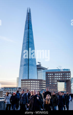 Les banlieusards de marcher à travers le pont de Londres sur leur façon de travailler dans la ville de Londres, London, UK Banque D'Images