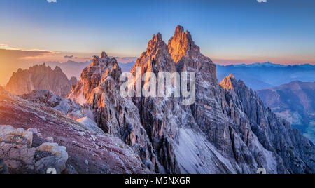 Vue panoramique sur les crêtes de montagne Dolomites célèbre rougeoyer en magnifique lumière du soir au coucher du soleil en été, le Tyrol du Sud, Italie Banque D'Images