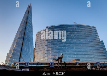 Un train de banlieue passe le Shard et les nouvelles capacités, trimestre London Bridge, Londres, Royaume-Uni Banque D'Images