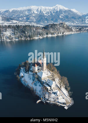 Vue panoramique vue aérienne de la célèbre île de Bled (Blejski Otok) au pittoresque lac de Bled en Bled Castle (Blejski grad) et les Alpes Juliennes en hiver, Slovénie Banque D'Images