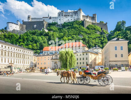 Ville historique de Salzbourg avec cheval traditionnel Fiaker transport et célèbre forteresse de Hohensalzburg en été, Autriche Banque D'Images