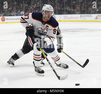 Los Angeles, Californie, USA. Feb 24, 2018. Edmonton Oilers' en avant Connor McDavid (97) actions en 2017-2018 au cours d'un match de hockey à Los Angeles, le 24 février 2018. Oilers d'Edmonton a gagné 4-3. Ringo : crédit Chiu/ZUMA/Alamy Fil Live News Banque D'Images