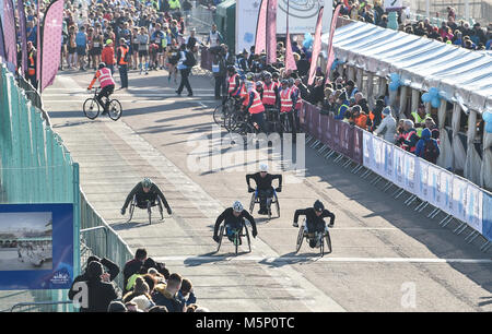 Brighton UK 25 février 2018 - Le fauteuil roulant concurrents enlevés à des milliers de coureurs participent à la grande demi-marathon de Brighton sur un beau matin ensoleillé mais froid la collecte de fonds pour divers organismes de bienfaisance, y compris la balise Sussex photographie prise par Simon Dack Crédit : Simon Dack/Alamy Live News Banque D'Images