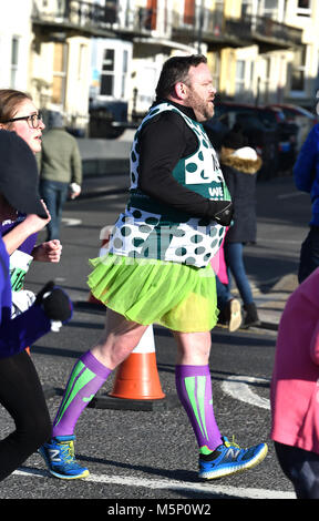 Brighton UK 25 février 2018 - Des milliers de coureurs participent à la grande demi-marathon de Brighton sur un beau matin ensoleillé mais froid la collecte de fonds pour divers organismes de bienfaisance, y compris la balise Sussex photographie prise par Simon Dack Crédit : Simon Dack/Alamy Live News Banque D'Images