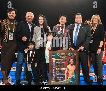 Los Angeles, USA. Feb 24, 2018. Boxer de la Chine Zou Shiming (4e R) pose avec sa famille et Mauricio Sulaiman(3e, R), le président du Conseil mondial de la Boxe (WBC) à Los Angeles, aux États-Unis, le 24 février 2018. Zou reçu Award d'honneur et de la certification de l'Ambassadeur de la paix et la Concordance par WBC ici samedi. Crédit : Li Ying/Xinhua/Alamy Live News Banque D'Images