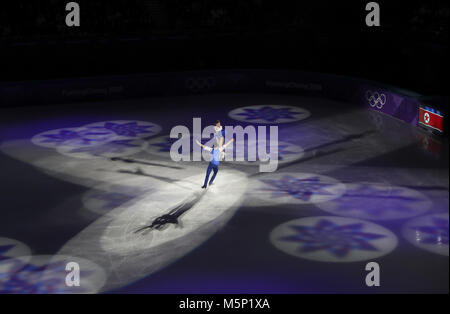 Pyeongchang, Corée du Sud. Feb 25, 2018. Ryom Tae Ok/Kim Ju Sik de la République populaire démocratique de Corée (RPDC) effectuer au cours de l'événement gala de patinage artistique à l'occasion des Jeux Olympiques d'hiver de PyeongChang 2018, à Gangneung Ice Arena, de Corée du Sud, le 25 février 2018. Credit : Han Yan/Xinhua/Alamy Live News Banque D'Images