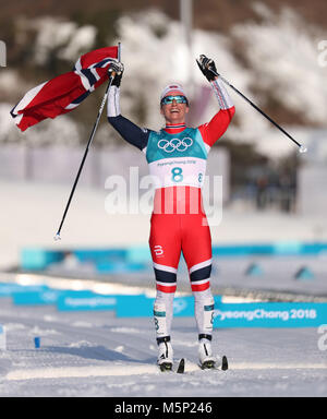 PyeongChang, Corée du Sud. Feb 18, 2018. MARIT BJOERGEN gagnant de la médaille d'or de la Norvège à l'arrivée de ski de fond : Ladies' 30km départ groupé Classic à l'Alpensia Ski Centre au cours de l'occasion des Jeux Olympiques d'hiver de Pyeongchang 2018. Crédit : Scott Mc Kiernan/ZUMA/Alamy Fil Live News Banque D'Images