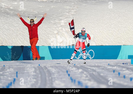 PyeongChang, Corée du Sud. Feb 18, 2018. MARIT BJOERGEN gagnant de la médaille d'or de la Norvège à l'arrivée de ski de fond : Ladies' 30km départ groupé Classic à l'Alpensia Ski Centre au cours de l'occasion des Jeux Olympiques d'hiver de Pyeongchang 2018. Crédit : Scott Mc Kiernan/ZUMA/Alamy Fil Live News Banque D'Images
