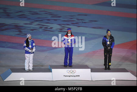 Pyeongchang, Corée du Sud. Feb 25, 2018. Médaille d'or de la Norvège Marit Bjoergen (C), de la Finlande, médaillé d'argent Krista Parmakoski (L) et la médaille de bronze de la Suède Stina Nilsson poser pour des photos au cours d'une cérémonie de remise de médailles pour ladies' 30km départ groupé classique de ski de fond à la cérémonie de clôture pour le Jeux Olympiques d'hiver de PyeongChang 2018 au Stade olympique de PyeongChang, PyeongChang, Corée du Sud, le 25 février 2018. Credit : Wang Song/Xinhua/Alamy Live News Banque D'Images