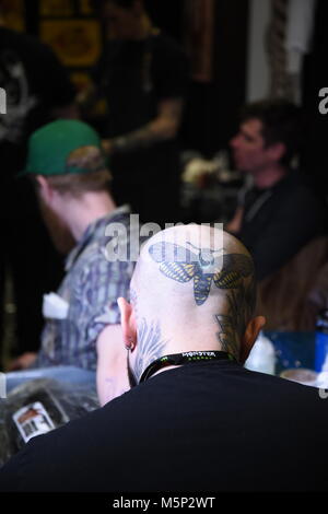 Brighton UK 25 février 2018 - Les tatoueurs au travail à la 11e Convention de Tatouage de Brighton s'est tenue dans le centre de Brighton au cours du week-end d'attirer des artistes tatoueurs du monde entier Photo prise par Simon Dack Crédit : Simon Dack/Alamy Live News Banque D'Images