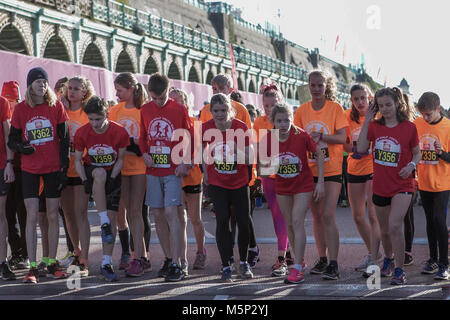 Des milliers de coureurs rejoindre les Brighton 2018 Demi-marathon. Les athlètes amateurs, les coureurs, et les enfants ont pris part à l'événement. Feb 25, 2018. Le Demi-marathon est exécuté pour la 28e année et est à la fois une importante activité de financement et d'exécution dans le sud-est de l'UK Crédit : Matt Duckett/ImagesLive/ZUMA/Alamy Fil Live News Banque D'Images