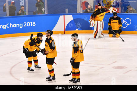 Gangneung, Corée du Sud. Feb 25, 2018. 25 février 2018, la Corée du Sud, Gangneung - Jeux Olympiques, hockey sur glace, la finale chez les hommes, OAR contre Allemagne, Gangneung Hockey Centre : les joueurs de l'Allemagne après le match perdu. Crédit : Peter Kneffel/dpa/Alamy Live News Banque D'Images