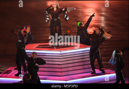 Pyeongchang, Corée du Sud. Feb 25, 2018. 25 février 2018, la Corée du Sud, Pyeongchang : Jeux Olympiques, cérémonie de clôture, le Stade olympique : Les danseurs effectuer au cours de la cérémonie de clôture. Credit : Hendrik Schmidt/dpa-Zentralbild/dpa/Alamy Live News Banque D'Images