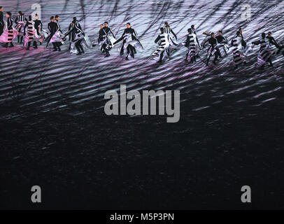 Pyeongchang, Corée du Sud. Feb 25, 2018. 25 février 2018, la Corée du Sud, Pyeongchang : Jeux Olympiques, cérémonie de clôture, le Stade olympique : Les danseurs effectuer au cours de la cérémonie de clôture. Credit : Hendrik Schmidt/dpa-Zentralbild/dpa/Alamy Live News Banque D'Images