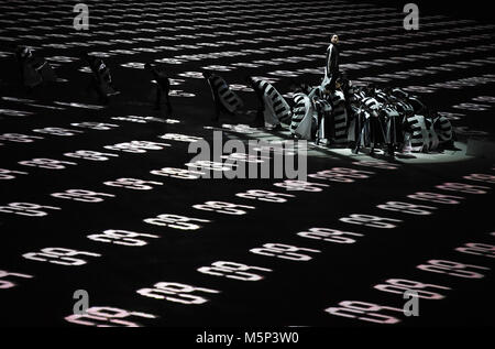 Pyeongchang, Corée du Sud. Feb 25, 2018. 25 février 2018, la Corée du Sud, Pyeongchang : Jeux Olympiques, cérémonie de clôture, le Stade olympique : Les danseurs effectuer au cours de la cérémonie de clôture. Credit : Hendrik Schmidt/dpa-Zentralbild/dpa/Alamy Live News Banque D'Images