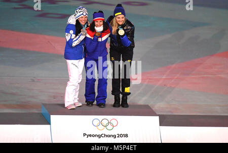 Pyeongchang, Corée du Sud. Feb 25, 2018. Médaille d'or de la Norvège Marit Bjoergen (C), de la Finlande, médaillé d'argent Krista Parmakoski (L) et la médaille de bronze de la Suède Stina Nilsson poser pour des photos au cours d'une cérémonie de remise de médailles pour ladies' 30km départ groupé classique de ski de fond à la cérémonie de clôture pour le Jeux Olympiques d'hiver de PyeongChang 2018 au Stade olympique de PyeongChang, PyeongChang, Corée du Sud, le 25 février 2018. Credit : Wang Song/Xinhua/Alamy Live News Banque D'Images