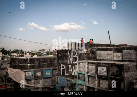 Navotas, Manille, Philippines. Apr 7, 2015. Vue générale du cimetière de navotas bidonville. Dans le centre de Pasay, District de la région métropolitaine de Manille est un cimetière où plus de 10 000 personnes décédées repose en paix mais il y a aussi plus de deux cent un de la vie, d'un séjour au même endroit côte à côte avec les morts. De nombreuses familles déplacées au cimetière en raison du manque de fonds et qu'ils trouvent le cimetière le meilleur endroit pour mettre un toit sur la tête pour libre. Crédit : 1I0O7467.jpg Images/SOPA/ZUMA/Alamy Fil Live News Banque D'Images