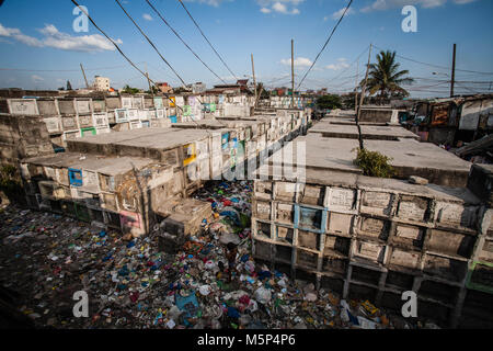 Navotas, Manille, Philippines. Apr 7, 2015. Vue générale du cimetière de Navotas. Dans le centre de Pasay, District de la région métropolitaine de Manille est un cimetière où plus de 10 000 personnes décédées repose en paix mais il y a aussi plus de deux cent un de la vie, d'un séjour au même endroit côte à côte avec les morts. De nombreuses familles déplacées au cimetière en raison du manque de fonds et qu'ils trouvent le cimetière le meilleur endroit pour mettre un toit sur la tête pour libre. Credit : IMG 1393.jpg Images/SOPA/ZUMA/Alamy Fil Live News Banque D'Images