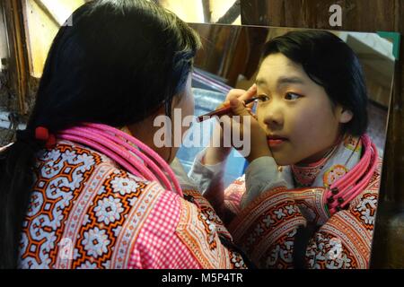 Liupanshui, province du Guizhou en Chine. Feb 25, 2018. Une femme de l'ethnie Miao se prépare avant l'assemblée 'tiaohua' Festival, qui dispose d'chants et danses, dans Suoga canton de Liupanshui, province du Guizhou, au sud-ouest de la Chine, le 25 février 2018. Qin Gang : Crédit/Xinhua/Alamy Live News Banque D'Images