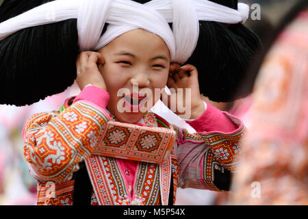 Liupanshui, province du Guizhou en Chine. Feb 25, 2018. Une fille de l'ethnie Miao prend part à l'assemblée "tiaohua' Festival, qui dispose d'chants et danses, dans Suoga canton de Liupanshui, province du Guizhou, au sud-ouest de la Chine, le 25 février 2018. Credit : Zhang Hui/Xinhua/Alamy Live News Banque D'Images