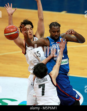 Pasay City, Philippines. Feb 25, 2018. Andray Blatche (R) des Philippines est en concurrence avec Joji Takeuchi (L) et Ryusei Shinoyama du Japon au cours de leur match de la Coupe du Monde de Basket-ball FIBA 2019 qualificatifs asiatique à Singapour, aux Philippines, le 25 février 2018. Les Philippines a gagné 89-84. Credit : Rouelle Umali/Xinhua/Alamy Live News Banque D'Images