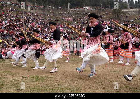 Liupanshui, province du Guizhou en Chine. Feb 25, 2018. Les gens de l'ethnie Miao dance au cours de l'assemblée 'tiaohua' Festival, qui dispose d'chants et danses, dans Suoga canton de Liupanshui, province du Guizhou, au sud-ouest de la Chine, le 25 février 2018. Qin Gang : Crédit/Xinhua/Alamy Live News Banque D'Images