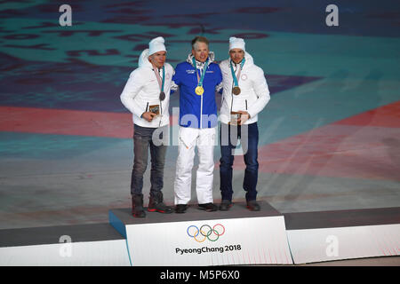 25 février 2018, la Corée du Sud, Pyeongchang : Jeux Olympiques, cérémonie de clôture, stade olympique, Iivo Niskanen (C) d'or, de la Finlande, Alexander (Bolschunow L, argent) des Jeux Olympiques d'athlètes de la Russie (OAR) et Andrej Larkow (R, bronze) des Jeux Olympiques d'athlètes de la Russie (OAR) célébrer sur scène pendant la cérémonie de remise des prix. Photo : Hendrik Schmidt/dpa-Zentralbild/dpa Banque D'Images