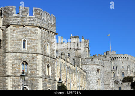 Windsor, Berkshire, Angleterre. 25 février 2018. Le Royal Standard vole contre le ciel bleu sur le château de Windsor, sur une journée froide mais ensoleillée dans le Berkshire. Credit : Julia Gavin/Alamy Live News Banque D'Images