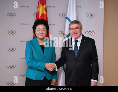 Pyeongchang, Corée du Sud. Feb 25, 2018. Le président chinois Xi Jinping a envoyé spécial Liu Yandong (L), également vice-Premier ministre chinois, rencontre le président du Comité International Olympique (CIO) Thomas Bach à PyeongChang, Corée du Sud, le 25 février 2018. Credit : Ju Huanzong/Xinhua/Alamy Live News Banque D'Images