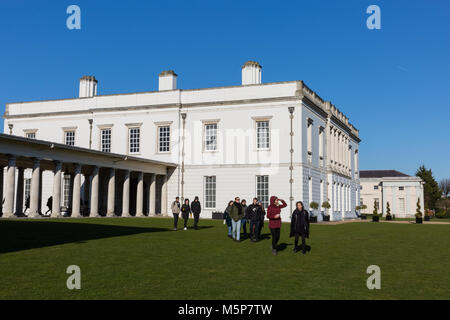 Greenwich, Londres, le 25 février 2018. Les gens à la Queen's House, l'ancienne résidence royale historique de Greenwich. Les gens à Greenwich Park profitez d'une belle journée ensoleillée avec des vues à travers la majeure partie de Londres. Credit : Imageplotter News et Sports/Alamy Live News Banque D'Images