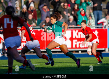 Dublin, Irlande. Dimanche 25 Février, 2018. Naoupa Sene du clair de sprints à la défense du pays de Galles score pour l'Irlande. Crédit photo : Graham Graham Crédit : Service Service/Alamy Live News Banque D'Images