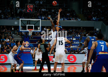 Aux Philippines. Feb 25, 2018. Ira Brown (maillot blanc) de l'équipe du Japon et Japeth Aguilar de l'équipe de Philippines saut pour la balle à la MOA Arena. Le Philippine et japonais se sont réunis à l'équipe de basket-ball hardcourt du Mall of Asia Arena de Pasay City, pour la Coupe du Monde de la FIBA Asie 2019 qualificatifs. Les Philippines a gagné sur le Japon, 89-84. Crédit : J Gerard Seguia/ZUMA/Alamy Fil Live News Banque D'Images