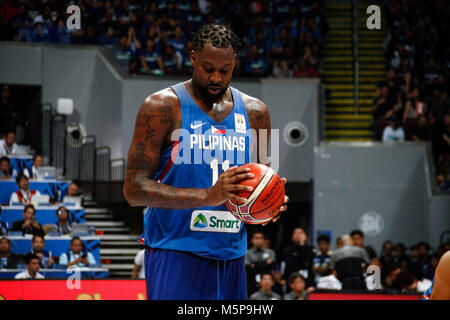 Aux Philippines. Feb 25, 2018. Andray Blatche (11) se prépare à tirer un coup franc pendant le match de qualification à la MOA Arena. Le Philippine et japonais se sont réunis à l'équipe de basket-ball hardcourt du Mall of Asia Arena de Pasay City, pour la Coupe du Monde de la FIBA Asie 2019 qualificatifs. Les Philippines a gagné sur le Japon, 89-84. Crédit : J Gerard Seguia/ZUMA/Alamy Fil Live News Banque D'Images