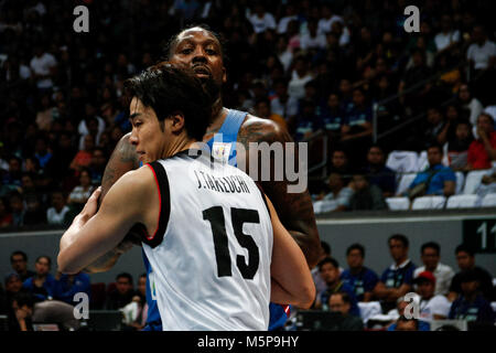 Aux Philippines. Feb 25, 2018. Joji Takeuchi (15) L'équipe de Japon protège contre Andray Blatche (11) au cours de la match de qualification à la MOA Arena. Le Philippine et japonais se sont réunis à l'équipe de basket-ball hardcourt du Mall of Asia Arena de Pasay City, pour la Coupe du Monde de la FIBA Asie 2019 qualificatifs. Les Philippines a gagné sur le Japon, 89-84. Crédit : J Gerard Seguia/ZUMA/Alamy Fil Live News Banque D'Images