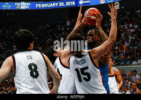 Aux Philippines. Feb 25, 2018. Andray Blatche (11) L'équipe de Philippines pouvoirs son chemin à travers trois joueurs de l'équipe du Japon au cours des match à la MOA Arena. Le Philippine et japonais se sont réunis à l'équipe de basket-ball hardcourt du Mall of Asia Arena de Pasay City, pour la Coupe du Monde de la FIBA Asie 2019 qualificatifs. Les Philippines a gagné sur le Japon, 89-84. Crédit : J Gerard Seguia/ZUMA/Alamy Fil Live News Banque D'Images