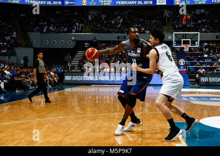 Aux Philippines. Feb 25, 2018. Makoto Hiejima (6) protège contre Andray Blatche (11) au cours de la match de qualification à la MOA Arena. Le Philippine et japonais se sont réunis à l'équipe de basket-ball hardcourt du Mall of Asia Arena de Pasay City, pour la Coupe du Monde de la FIBA Asie 2019 qualificatifs. Les Philippines a gagné sur le Japon, 89-84. Crédit : J Gerard Seguia/ZUMA/Alamy Fil Live News Banque D'Images