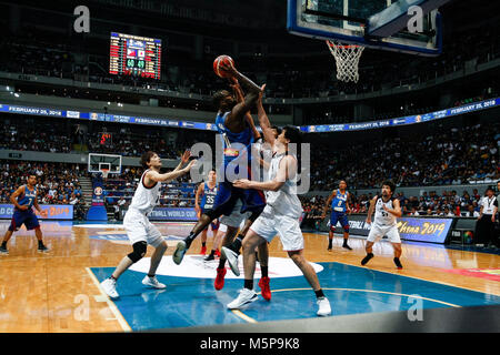 Aux Philippines. Feb 25, 2018. Andray Blatche (11) L'équipe de Philippines alimente ses façon de basket contre trois joueurs de l'équipe du Japon au cours des match à la MOA Arena. Le Philippine et japonais se sont réunis à l'équipe de basket-ball hardcourt du Mall of Asia Arena de Pasay City, pour la Coupe du Monde de la FIBA Asie 2019 qualificatifs. Les Philippines a gagné sur le Japon, 89-84. Crédit : J Gerard Seguia/ZUMA/Alamy Fil Live News Banque D'Images