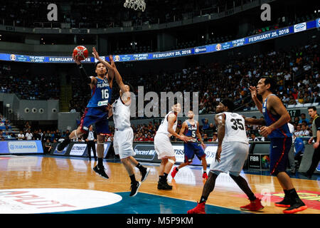 Aux Philippines. Feb 25, 2018. Roger Ray Pogoy (16) est un tir contre Naoto Tsuji (3) au cours de la match de qualification à la MOA Arena. Le Philippine et japonais se sont réunis à l'équipe de basket-ball hardcourt du Mall of Asia Arena de Pasay City, pour la Coupe du Monde de la FIBA Asie 2019 qualificatifs. Les Philippines a gagné sur le Japon, 89-84. Crédit : J Gerard Seguia/ZUMA/Alamy Fil Live News Banque D'Images