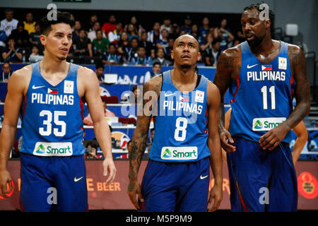 Aux Philippines. Feb 25, 2018. Matthew Wright (35), Calvin Abueva (8), et d'Andray Blatche (11) Chercher sur pendant le match de qualification à la MOA Arena. Le Philippine et japonais se sont réunis à l'équipe de basket-ball hardcourt du Mall of Asia Arena de Pasay City, pour la Coupe du Monde de la FIBA Asie 2019 qualificatifs. Les Philippines a gagné sur le Japon, 89-84. Crédit : J Gerard Seguia/ZUMA/Alamy Fil Live News Banque D'Images