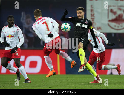 Leipzig, Allemagne. Feb 25, 2018. 25 février 2018, l'Allemagne, Leipzig : Bundesliga match de foot entre Leipzig et 1. FC Köln, le Red Bull Arena Leipzig : Marcel Sabitzer (L) et Cologne, Hector Jonas rivalisent pour la balle. Credit : Soeren Stache/DPA - nur die nach Vereinbarung vertraglicher/dpa/Alamy Live News Banque D'Images