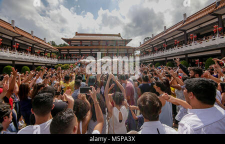 Sao Paulo, Brésil. Feb 25, 2018. Les Brésiliens célèbrent le Nouvel An chinois dans la région de Zu Lai temple bouddhiste avec des performances, de la batterie et la traditionnelle danse leon Crédit : Dario Oliveira/ZUMA/Alamy Fil Live News Banque D'Images