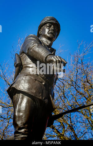 Warrington, Cheshire, Royaume-Uni. 25 févr., 2018. Lt Col W McCarthy O'Leary mené la charge à Pieter's Hill à la guerre des Boers. Sa statue en bronze se trouve dans les jardins de la Reine à Warrington et a été photographié sur une journée ensoleillée avec un ciel bleu clair. Crédit : John Hopkins/Alamy Live News Banque D'Images